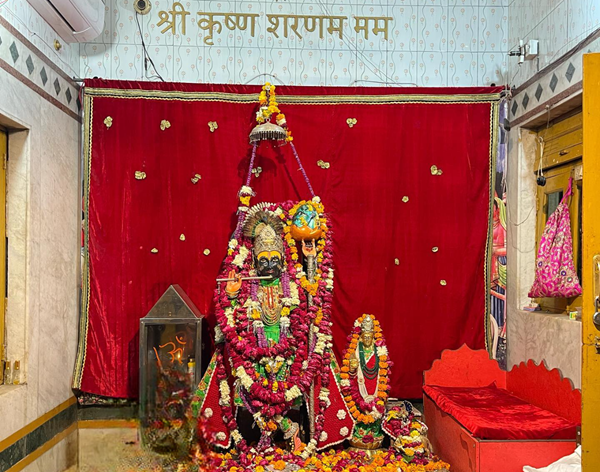 गिरिराज जी का मंदिर